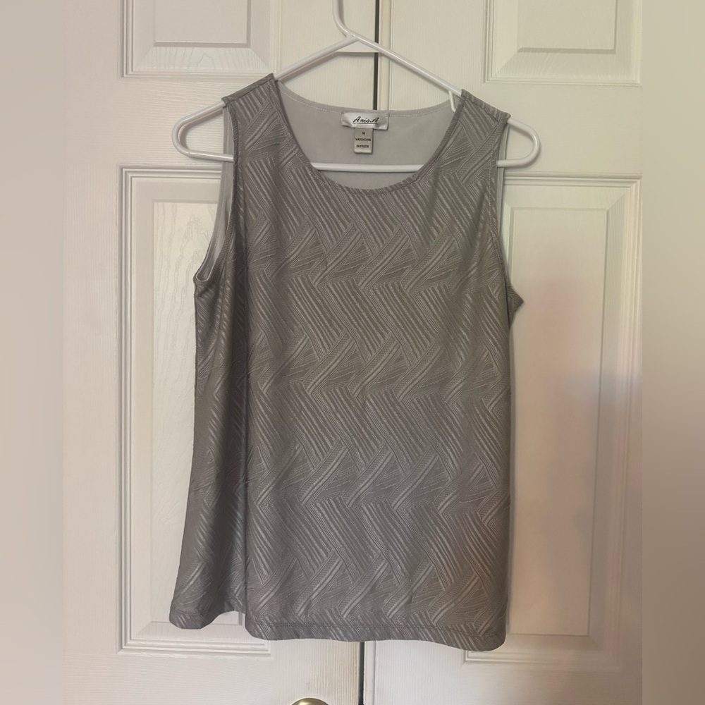 Gray Sleeveless Tank Top with Textured Chevron Pattern